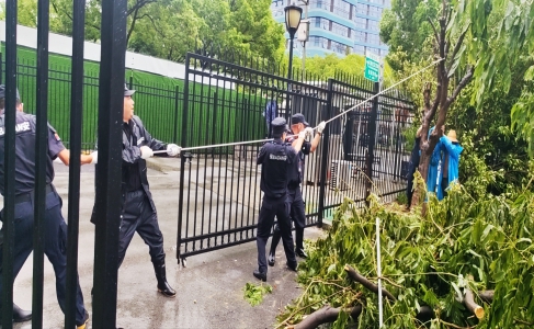 建設(shè)物業(yè)職工勇戰(zhàn)臺(tái)風(fēng)“貝碧嘉”